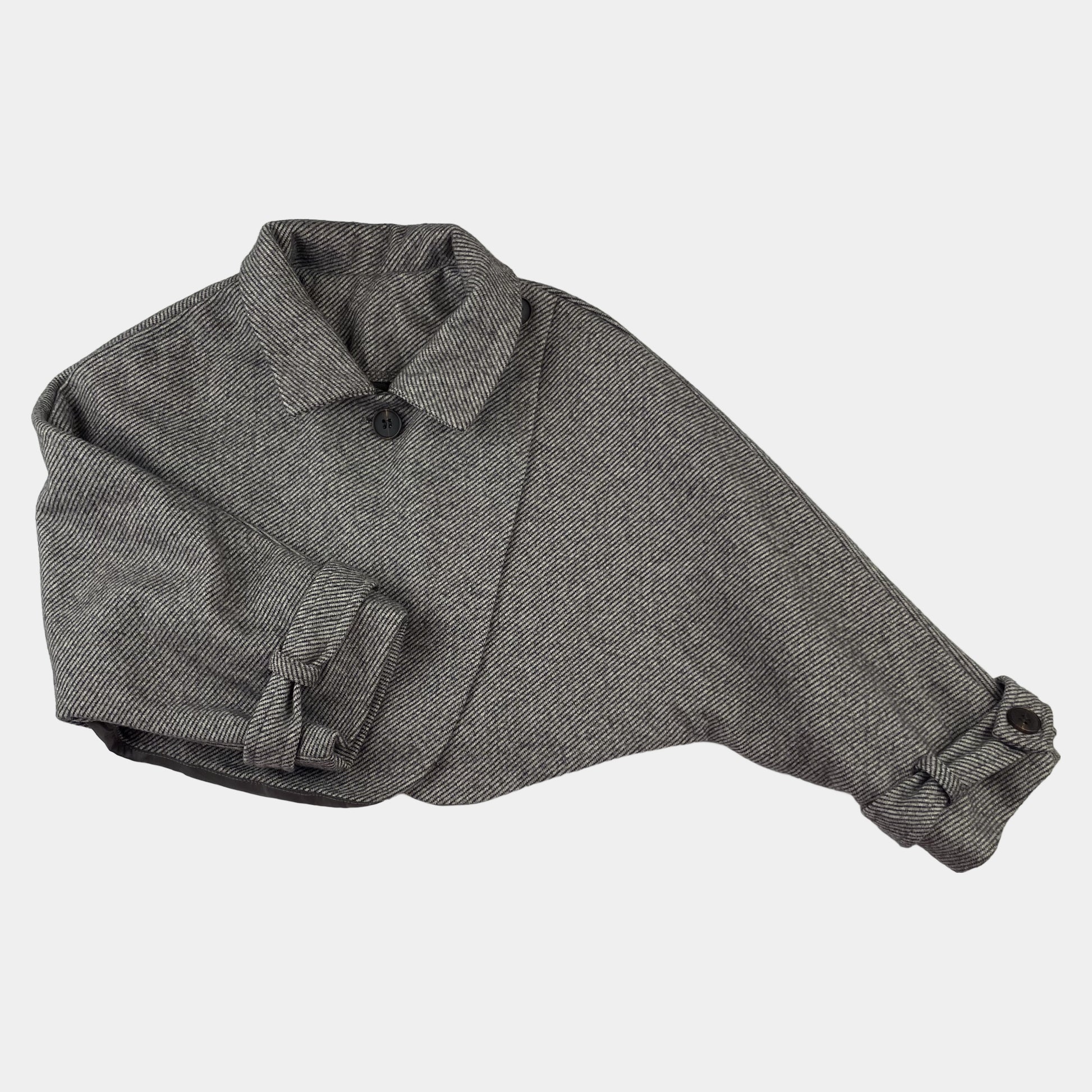 Graue Manteljacke aus Polyester für Kinder, Größe 5Y, von mikistory, mit großem Knopfverschluss und breitem Kragen. – front