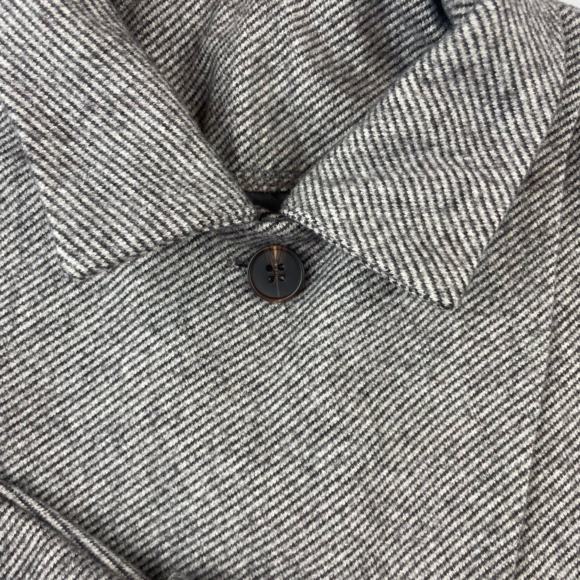Graue Manteljacke aus Polyester für Kinder, Größe 5Y, von mikistory, mit großem Knopfverschluss und breitem Kragen. – collar