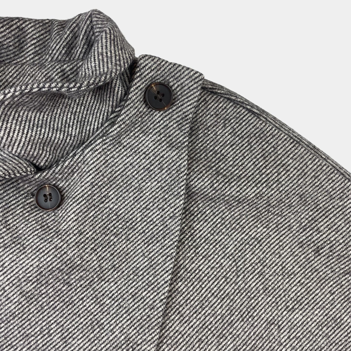 Graue Manteljacke aus Polyester für Kinder, Größe 5Y, von mikistory, mit großem Knopfverschluss und breitem Kragen. – detail