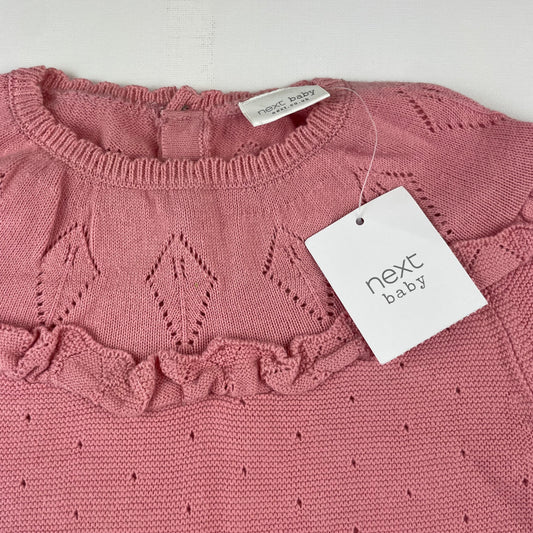 Rosa Strickkleid mit Rüschen für Neugeborene – detail