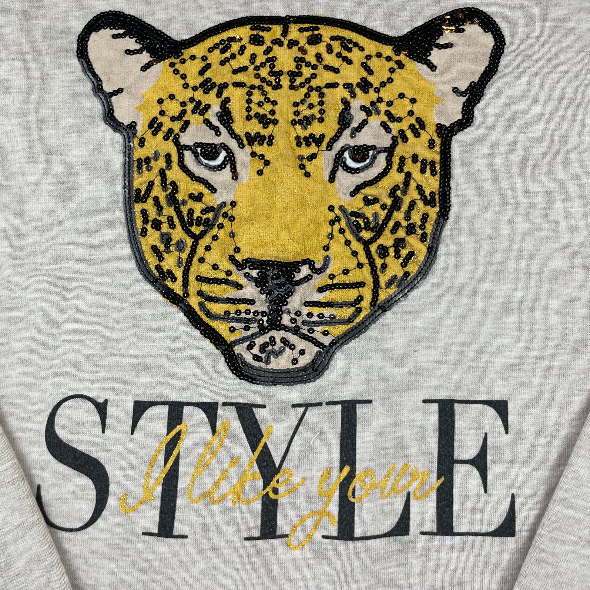 Graues Sweatshirt mit Leopardenmotiv und Schriftzug – detail