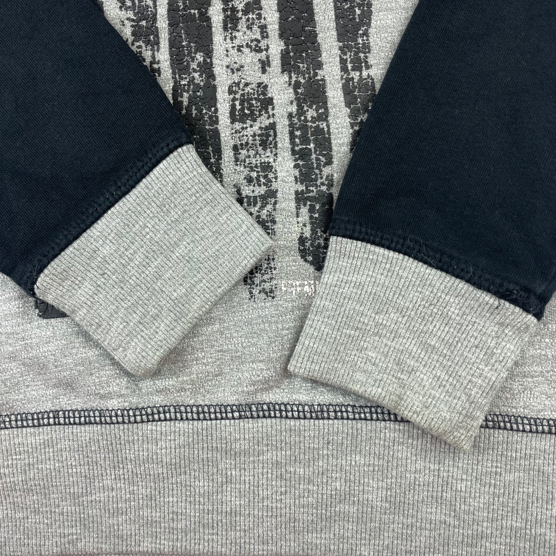 Schwarzer Pullover aus Baumwolle in Größe 7-8 Jahre mit grauem Blockdesign und NYC-Motiv. – detail