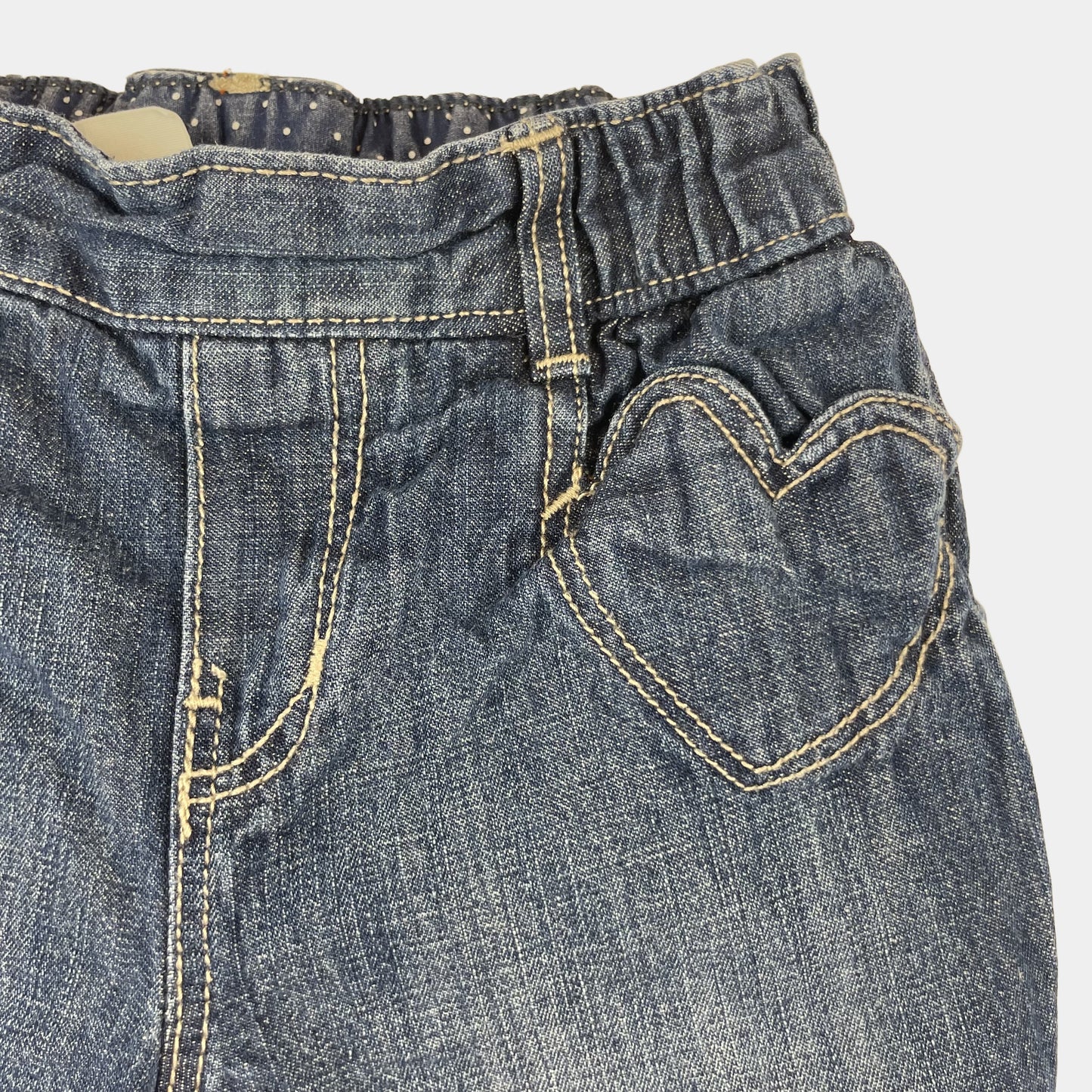Blaue Jeanshose von H&M mit Herzdetails und elastischem Bund, Größe 92. – detail