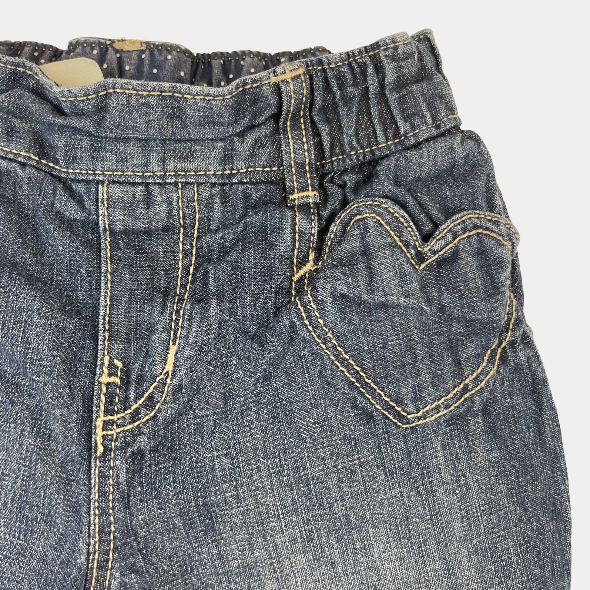 Blaue Jeanshose von H&M mit Herzdetails und elastischem Bund, Größe 92. – detail