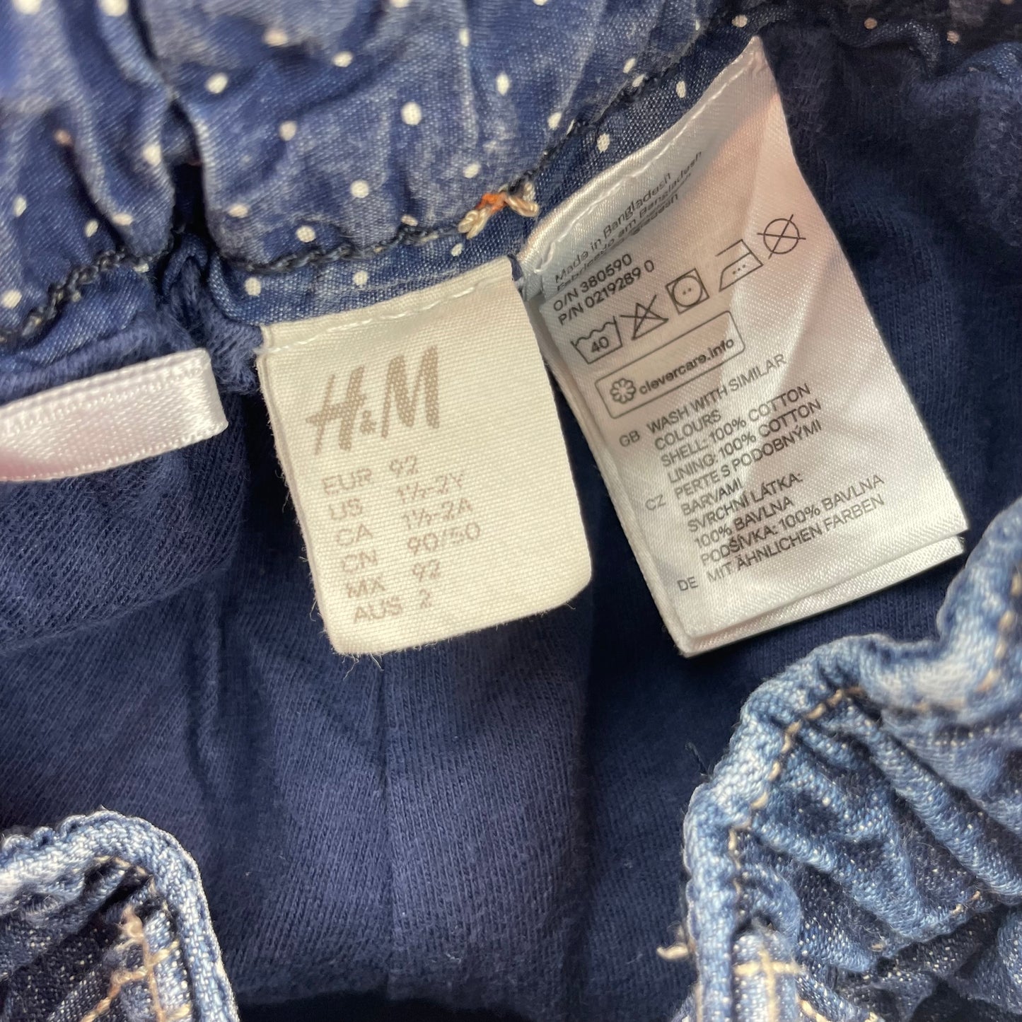 Blaue Jeanshose von H&M mit Herzdetails und elastischem Bund, Größe 92. – label