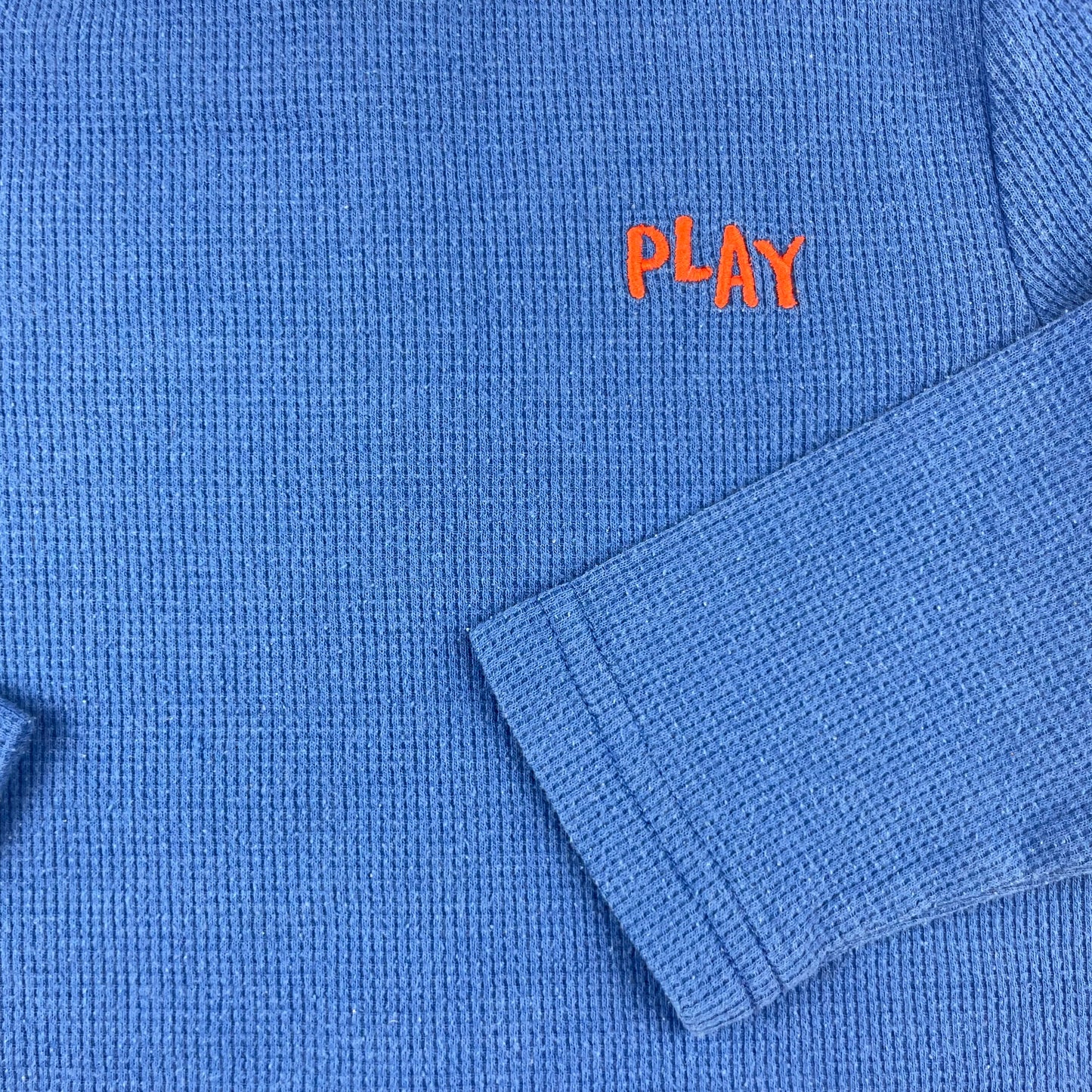 Blaues Langarmshirt mit rotem "PLAY" Schriftzug – detail
