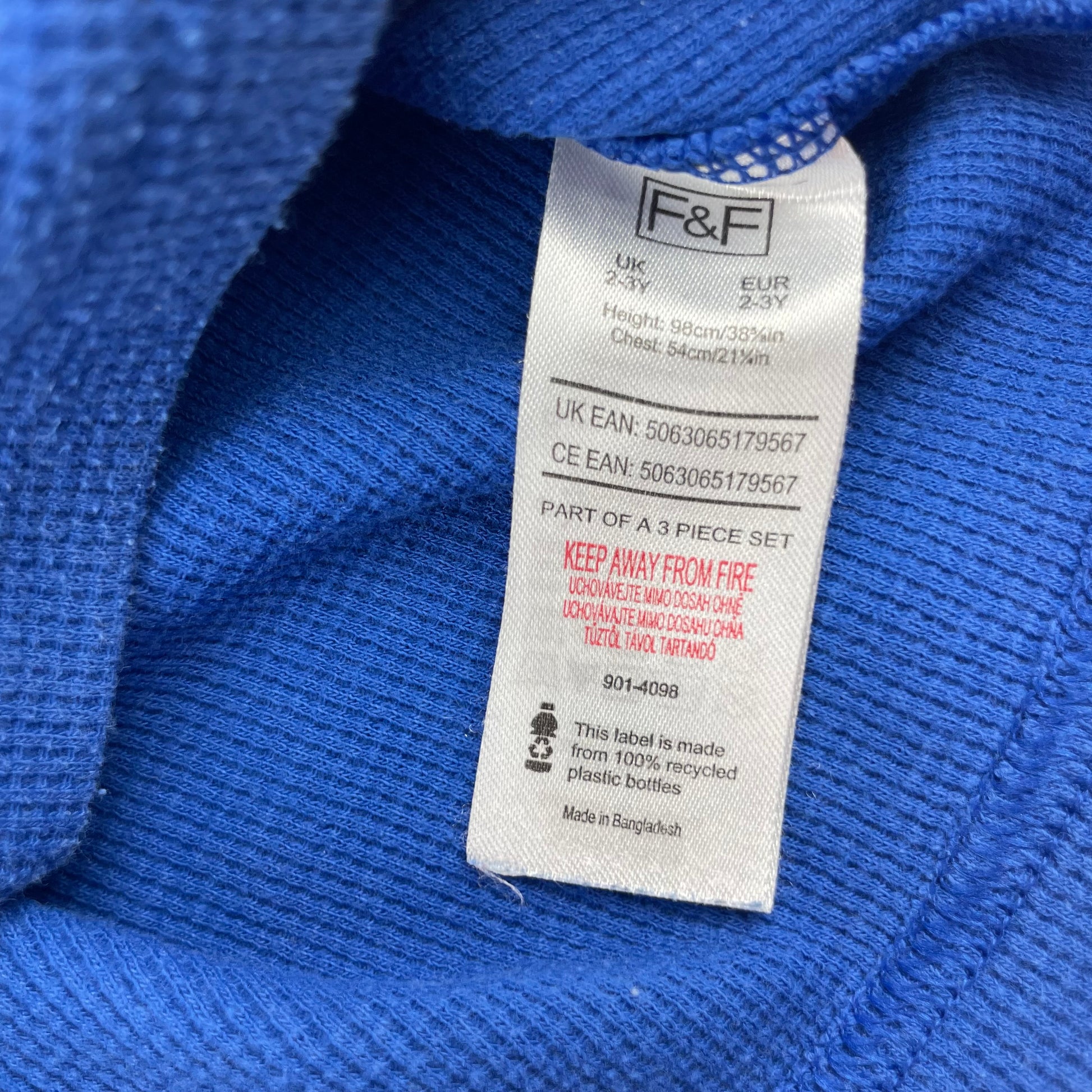 Blaues Langarmshirt mit rotem "PLAY" Schriftzug – label