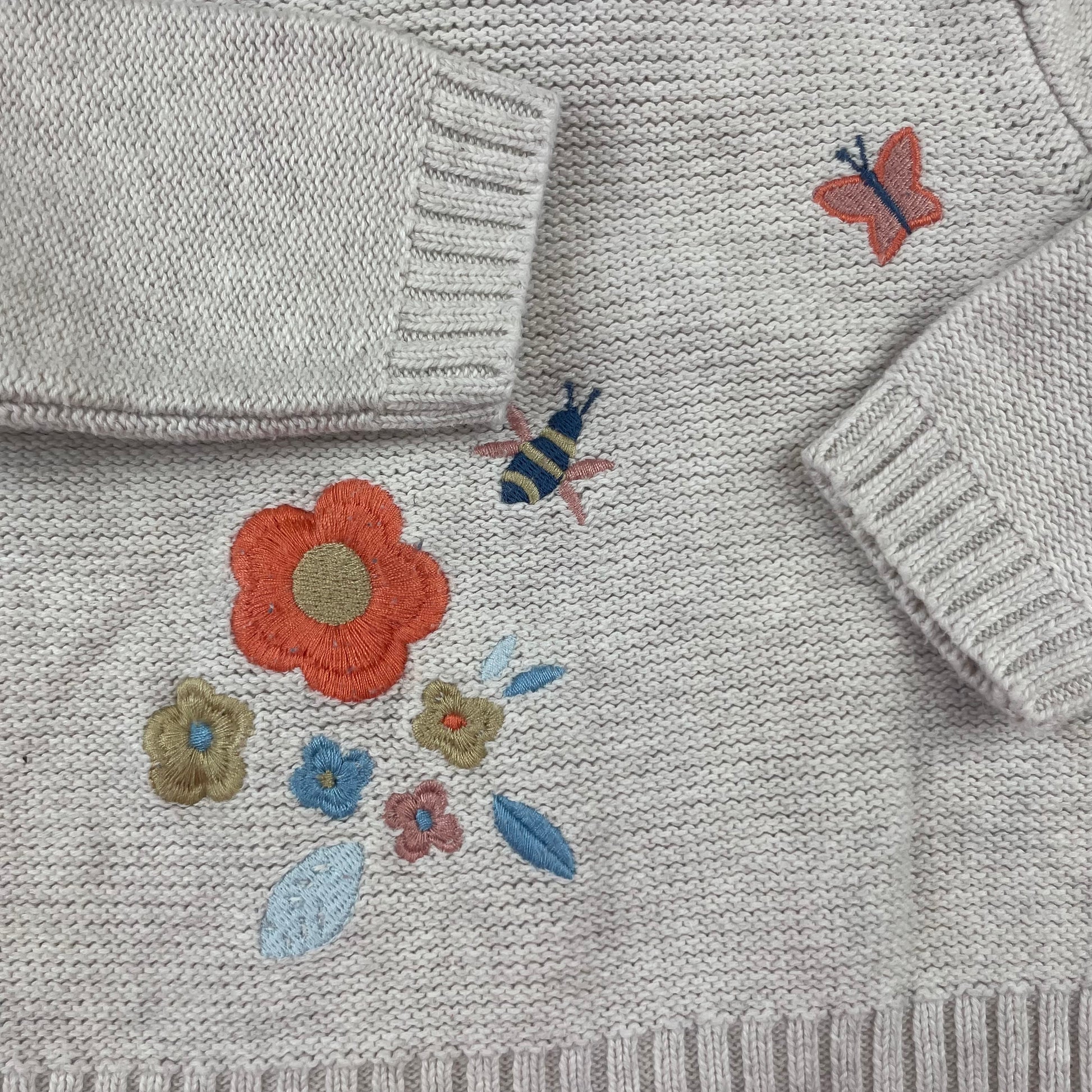 Cremefarbener Nutmeg Baby Pullover mit Blumen- und Bienenmotiv, 3-6 Monate – detail