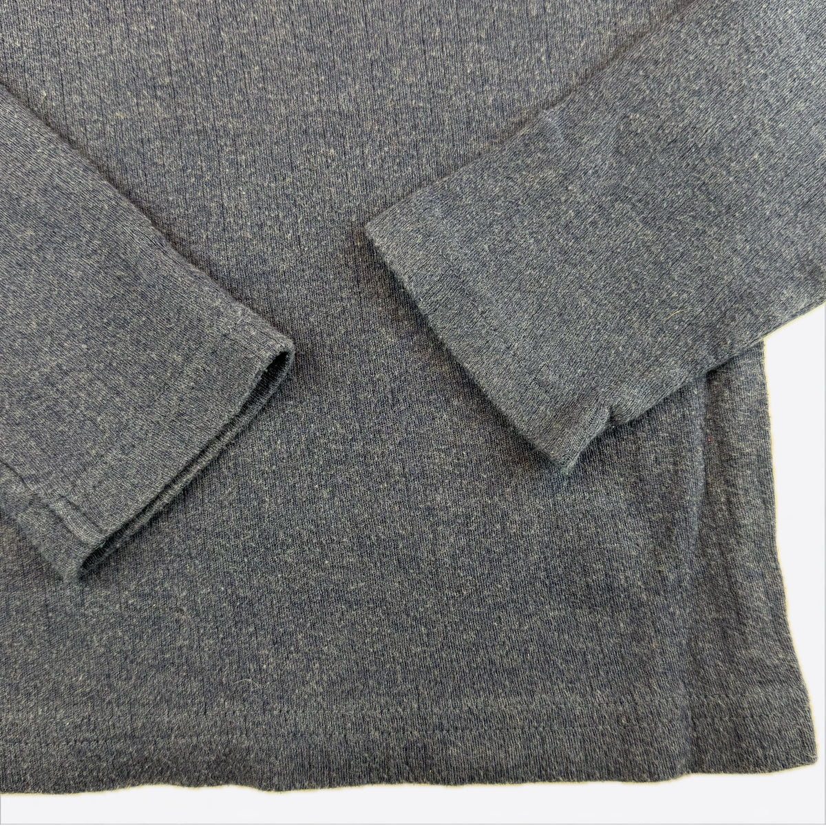 Blaues Kinder-Langarmshirt aus Rippstoff mit Rundhalsausschnitt